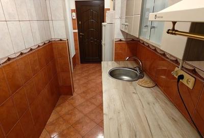 Apartament cu 2 camere semidecomandat în Tei