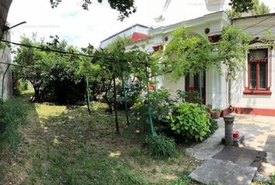 Casă cu 4 camere cu Canalizare în Central