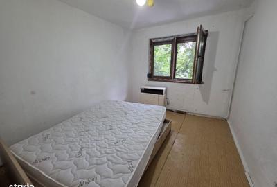 Apartament cu 3 camere semidecomandat în Viziru 1