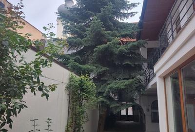 Apartament cu 4 camere în Central - 1