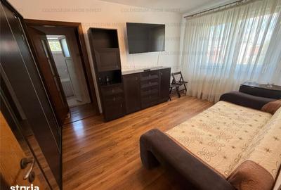 Apartament cu 3 camere semidecomandat în Florilor