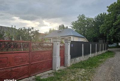 Casă cu 3 camere cu Teren 1330 Mp în Păunești