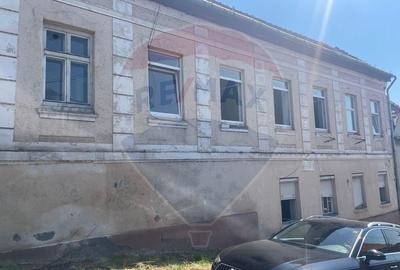 Casă individuală cu 3 camere cu Canalizare în Central - 1