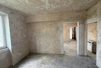 Apartament cu 3 camere semidecomandat în Domenii