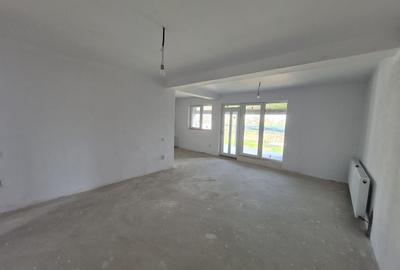 Duplex cu 4 camere cu Canalizare în Parța