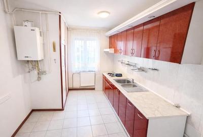 Apartament cu 4 camere decomandat în Răcădău