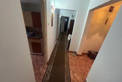 Apartament cu 3 camere decomandat în Fetești-Gară