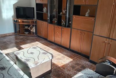 Apartament cu 3 camere decomandat în Tractorul - 3