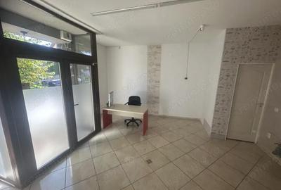 Spațiu comercial, de 25 mp, în Central - 4