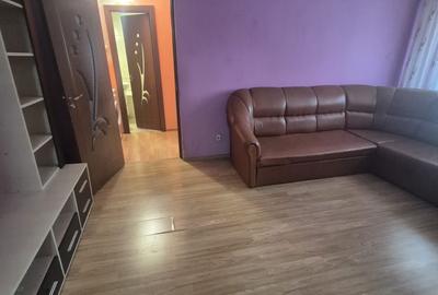 Apartament cu 3 camere semidecomandat în Dărmănești