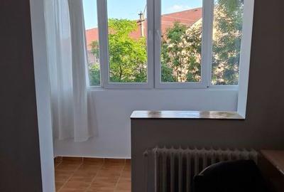 Garsonieră decomandată în Iris