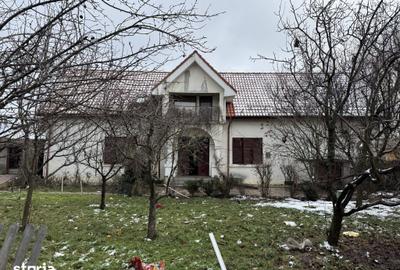 Casă cu 8 camere cu Teren 1150 Mp în Slătioara