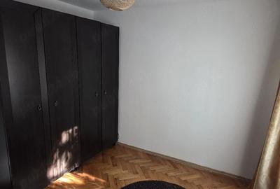 Apartament cu 3 camere semidecomandat în Soarelui