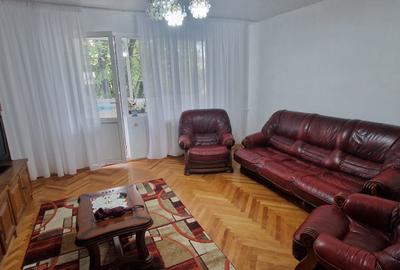 Apartament cu 3 camere decomandat în Complex Studențesc