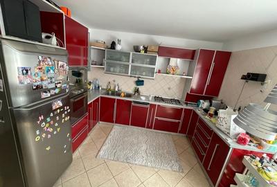 Casă cu 5 camere cu Garaj în Central