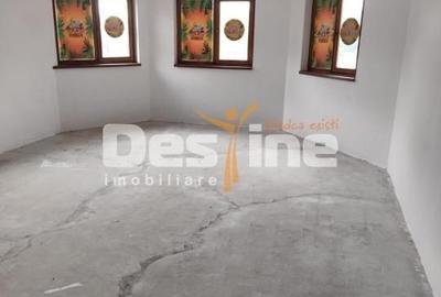 Casă cu 4 camere cu Teren 1200 Mp în Central