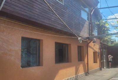 Casă cu 7 camere cu Teren 330 Mp în Andronache
