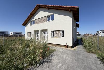 Duplex cu 4 camere cu Canalizare în Moșnița Nouă