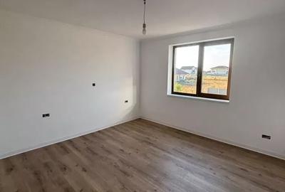 Casă cu 3 camere cu Teren 330 Mp în Sânandrei