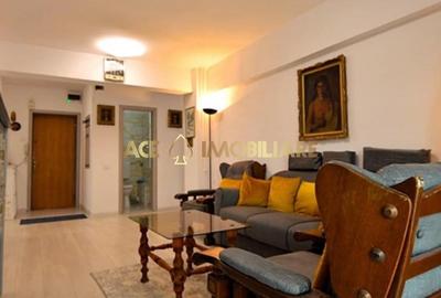 Apartament cu 3 camere semidecomandat, mobilat în Decebal
