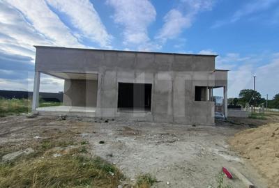 Casă cu 4 camere cu Teren 1000 Mp în Mitocu Dragomirnei