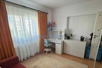 Apartament cu 3 camere decomandat în Drumul Taberei