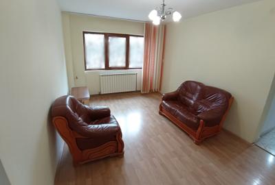 Apartament cu 3 camere semidecomandat în Podu Roș