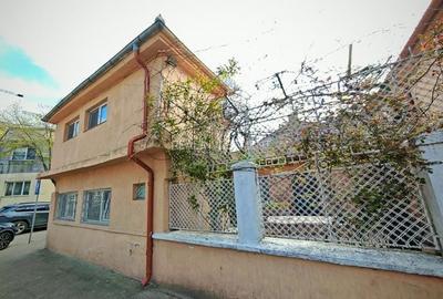 Casă cu 6 camere cu Canalizare în Ultracentral