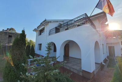 Casă cu 4 camere în Săbăreni