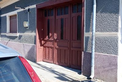Casă cu 5 camere cu Teren 700 Mp în Ciclova Română - 1