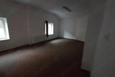 Casă cu 8 camere cu Teren 200 Mp în Decebal