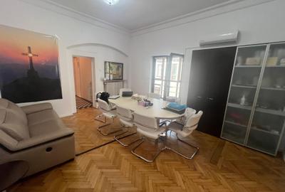 Apartament cu 4 camere decomandat în Capitale