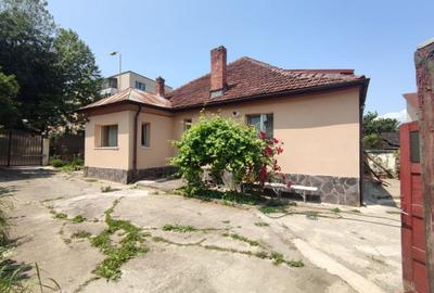 Casă cu 3 camere cu Canalizare în Florilor - 1