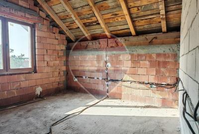 Casă cu 5 camere cu Teren 1912 Mp în Central