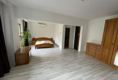 Apartament cu 3 camere decomandat, mobilat în Apărătorii Patriei