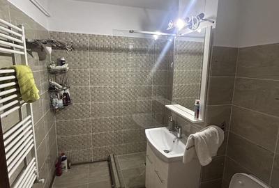 Apartament cu 3 camere decomandat în Sărari