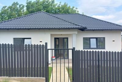 Casă cu 3 camere în Valea Adâncă