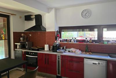 Casă cu 4 camere în Central - 2
