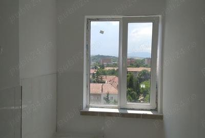 Apartament cu 3 camere decomandat în Onești - 2