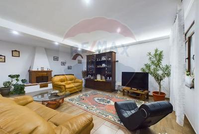 Casă cu 6 camere cu Garaj în Vărăști - 5