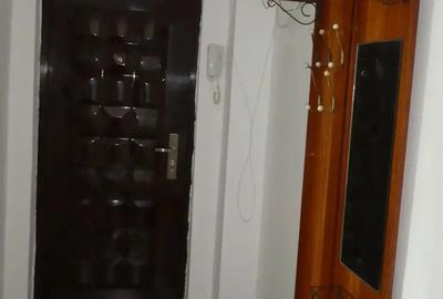 Apartament cu 4 camere decomandat în Horezu