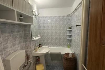 Apartament cu 2 camere decomandat în Rovine