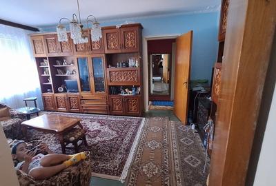 Apartament cu 3 camere semidecomandat în Titan