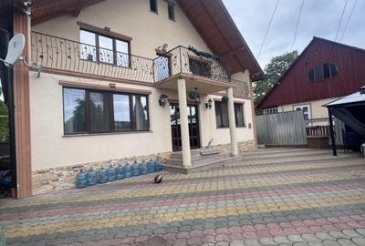 Casă individuală cu 7 camere cu Canalizare în Central
