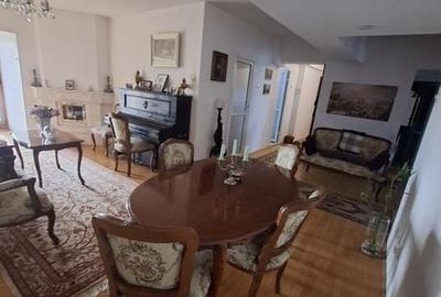 Apartament cu 4 camere decomandat în Central