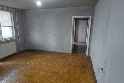 Apartament cu 3 camere semidecomandat în 1 Mai - 1