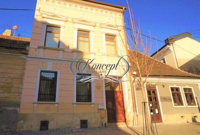 Casă cu 12 camere cu Canalizare în Central