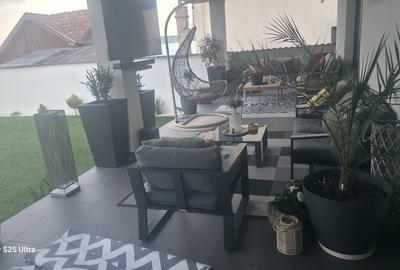 Casă cu 4 camere în Corunca