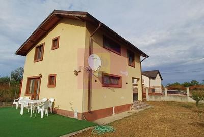Casă cu 4 camere în Săbăreni