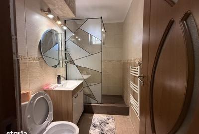 Apartament cu 3 camere semidecomandat în Calea București